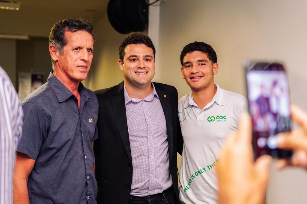 Deputado Leandro Bello prestigia lançamento de instituto em homenagem ao jornalista Luiz Pedro.