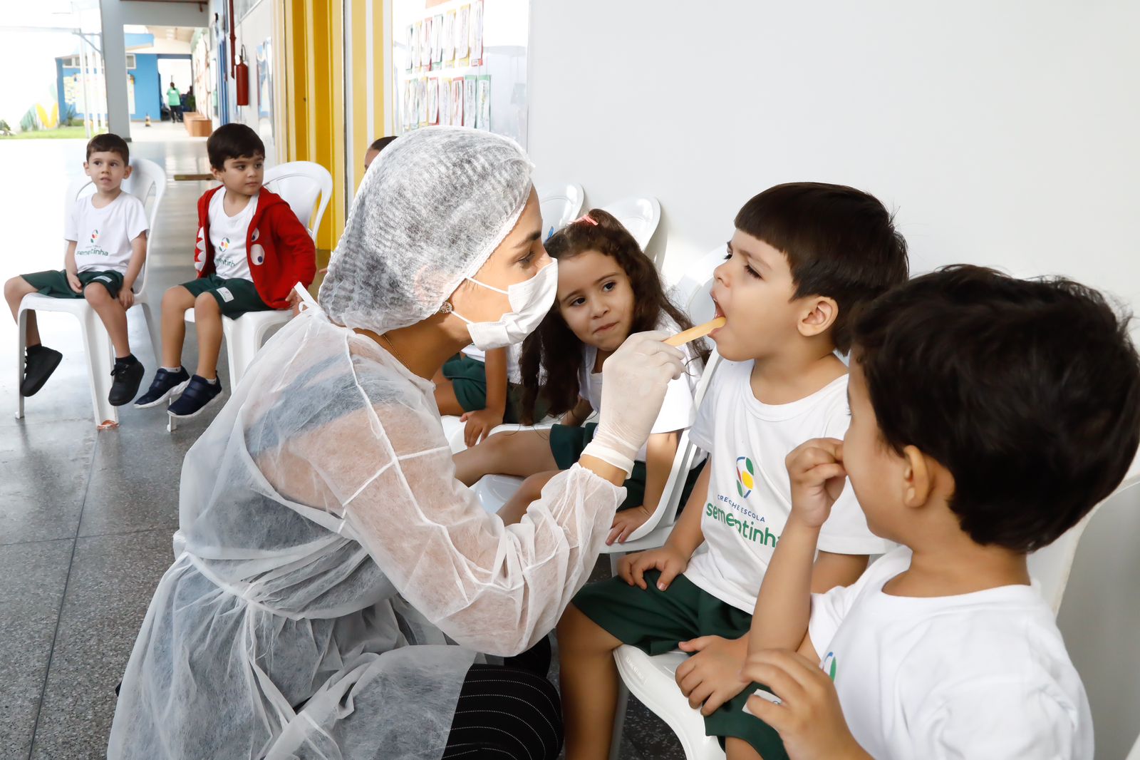 Sementinha realiza aplicação de flúor