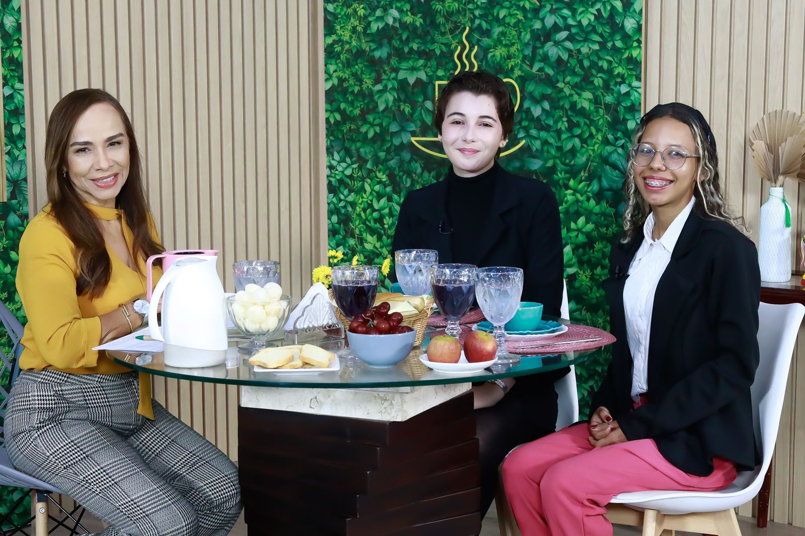 As estudantes Nicole Correa e Ranaisy Santos com a jornalista Elda Borges, no ‘Café com Notícias’