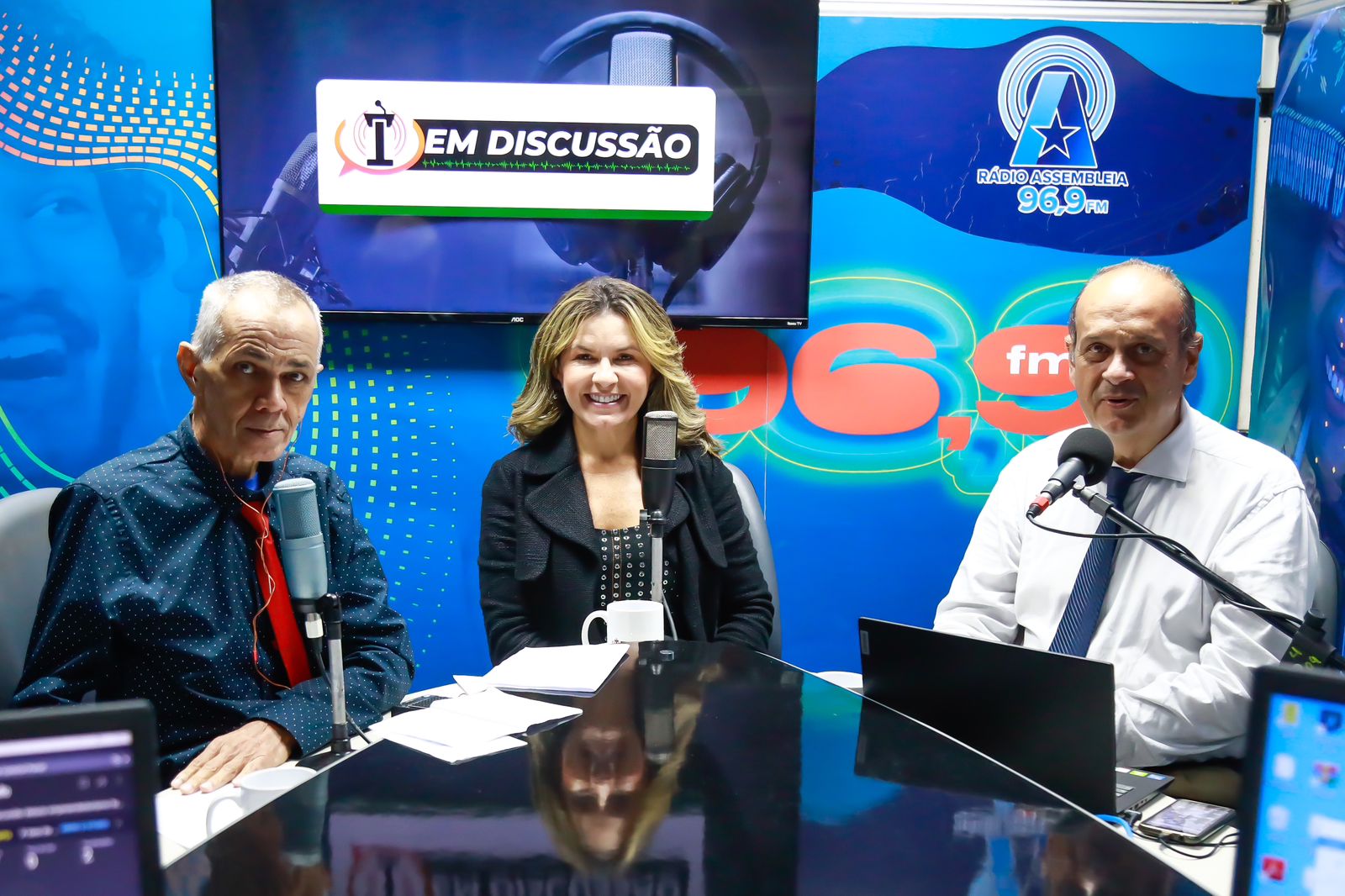 Empresária Guga Fernandes conversou com os radialistas Álvaro Luiz e Henrique Pereira
Foto: Miguel Viegas