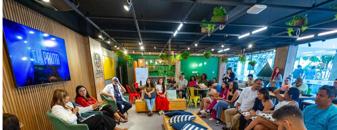 Jacqueline Heluy discute gestão da comunicação em roda de conversa com estudantes de jornalismo
