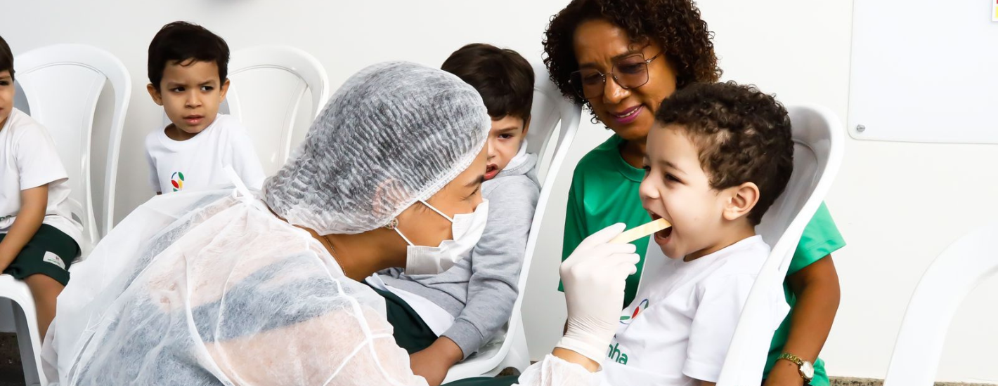Alunos da Creche-Escola Sementinha recebem aplicação de flúor e orientações de escovação