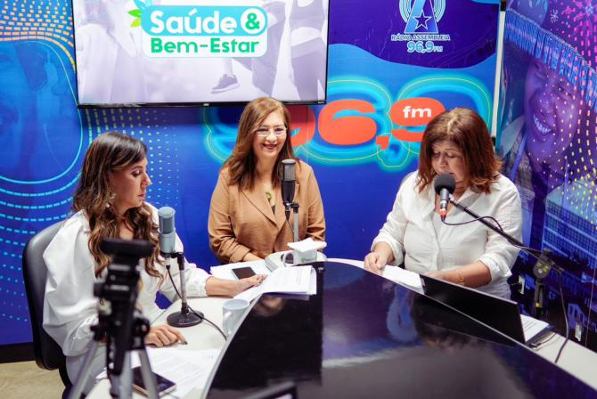 Ana Lúcia durante a entrevista no estúdio da Rádio Assembleia para o programa Saúde & Bem-Estar
