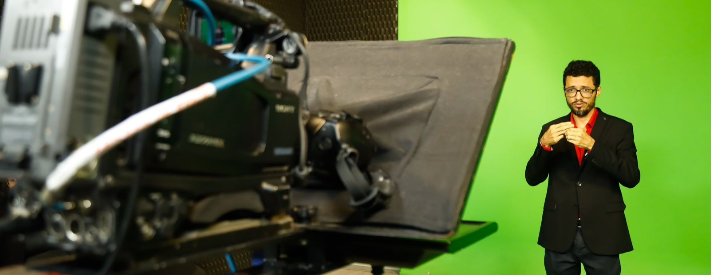 Jornais da TV Assembleia passam a ter mais acessibilidade com participação de intérpretes de Libras
