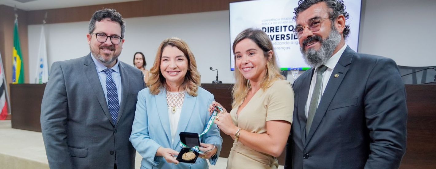 Iracema Vale é homenageada com Medalha Liberdade e profere palestra sobre presença feminina em espaços de poder