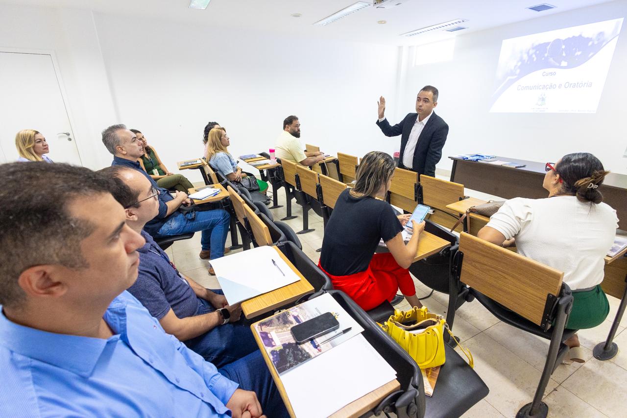 Escola do Legislativo promove curso de Comunicação e Oratória aos servidores