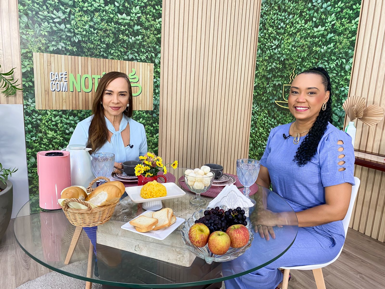 Enfermeira Mayrlan Avelar com a jornalista Elda Borges, no programa ‘Café com Notícias’