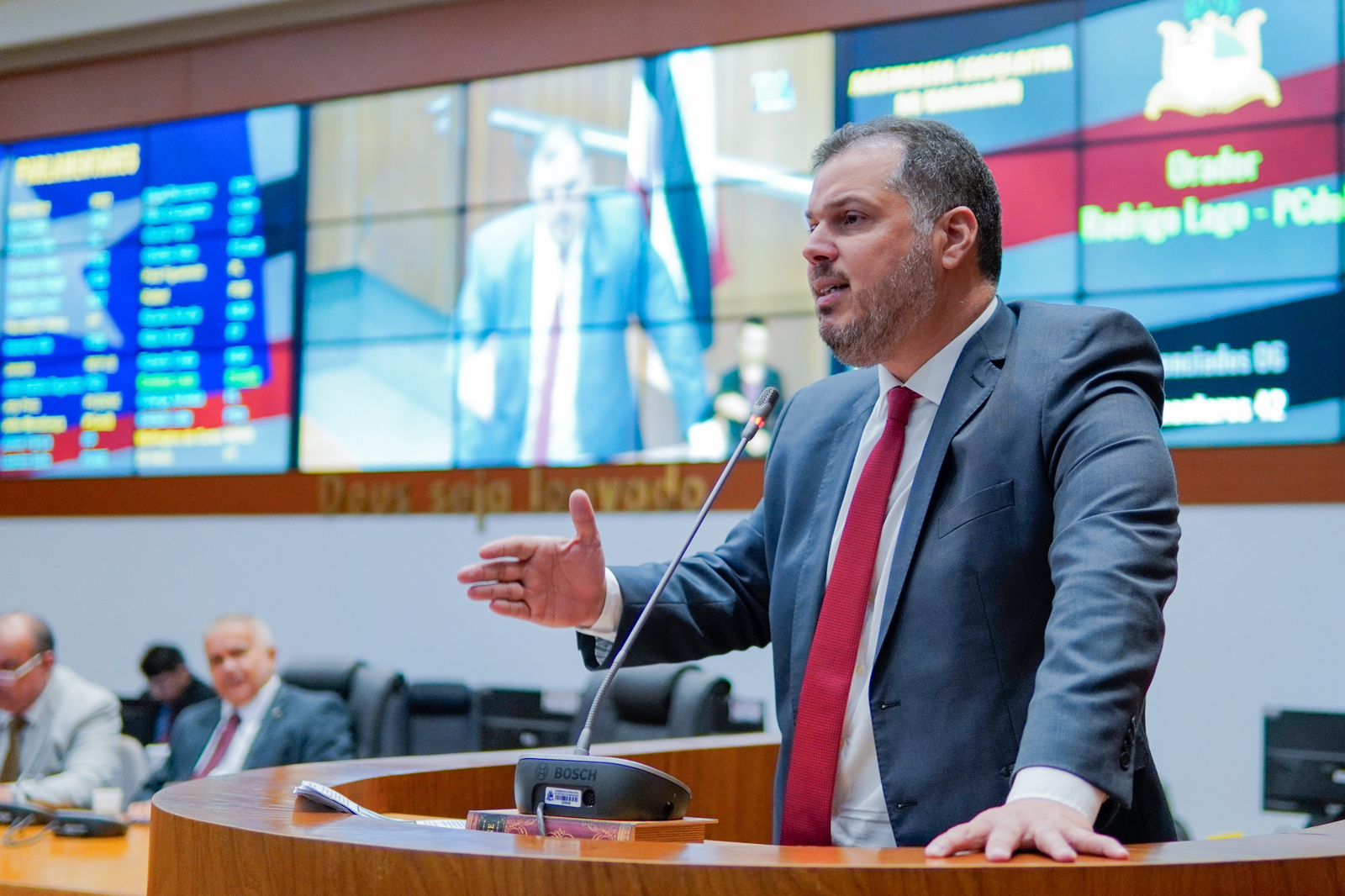 Rodrigo Lago destaca a relação entre investimentos em educação e queda do analfabetismo no estado