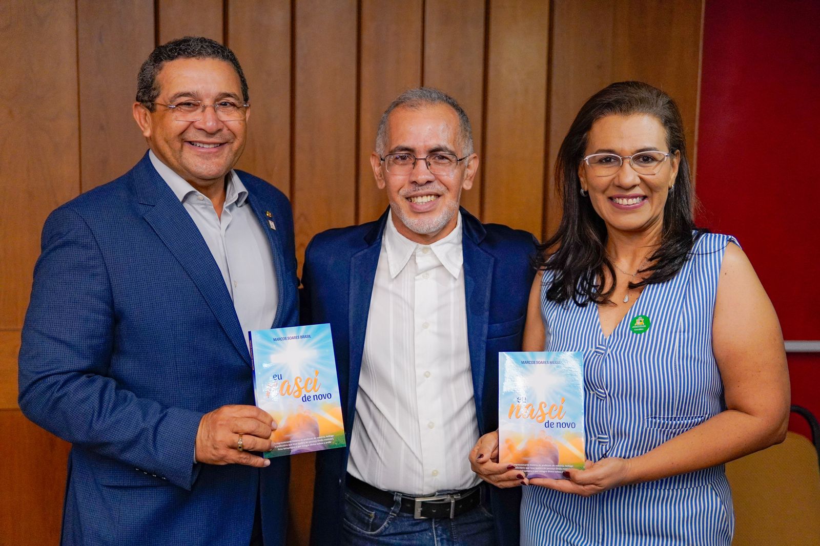 O escritor Marcos Soares Brasil com o deputado Jota PInto e  convidada durante lançamento da obra na Assembleia