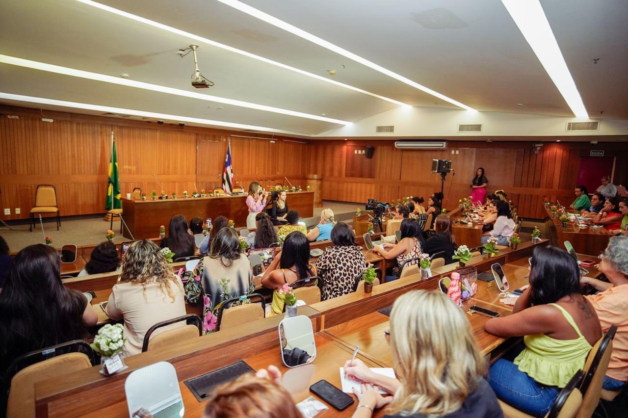 Servidoras da Alema participam de curso de automaquiagem