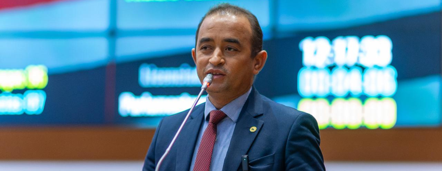 Aluízio Santos destaca entrega de títulos de cidadãos chapadinhenses a deputados federais