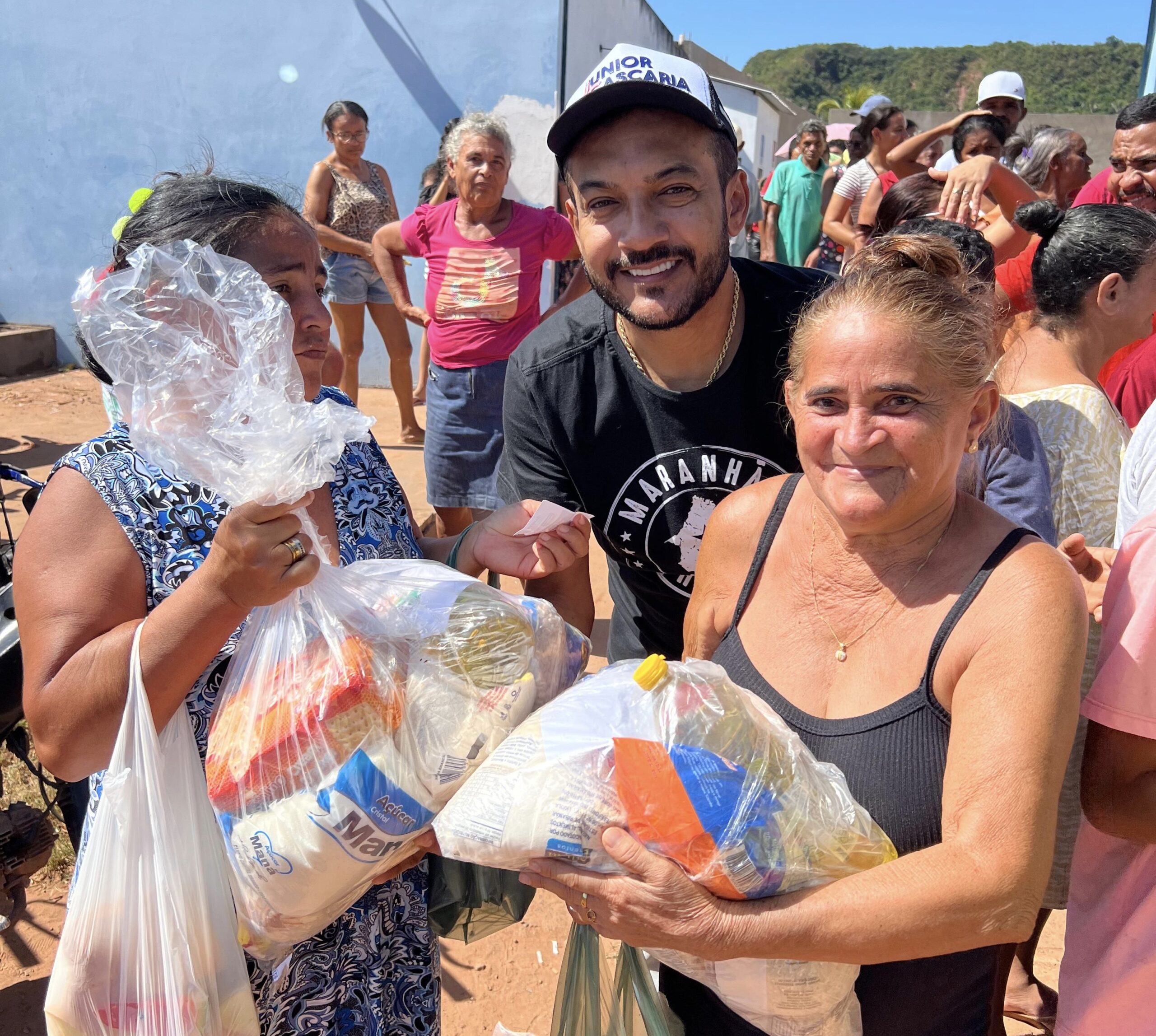 Deputado Júnior Cascaria realiza entrega de cestas básicas em Poção de Pedras