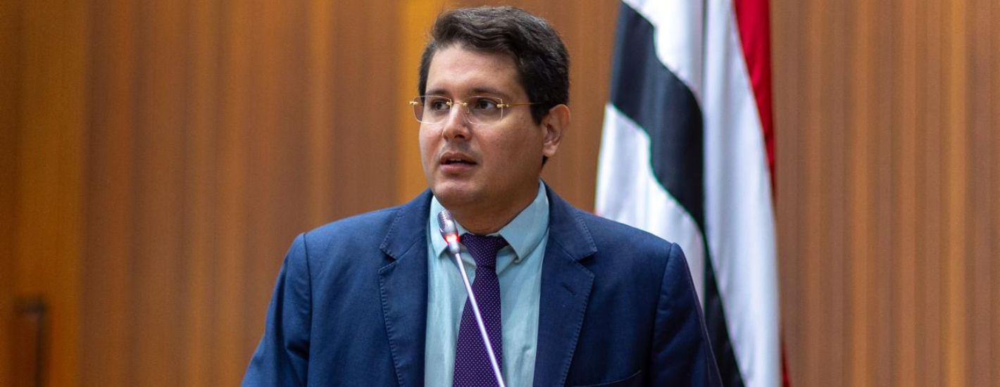 Assembleia dá posse ao deputado Filipe Arnon em substituição à deputada Solange Almeida