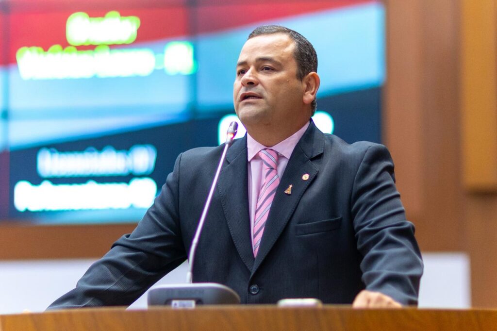 Vinícius Louro requer inclusão de municípios em nova etapa do Programa Mutirão Rua Nova