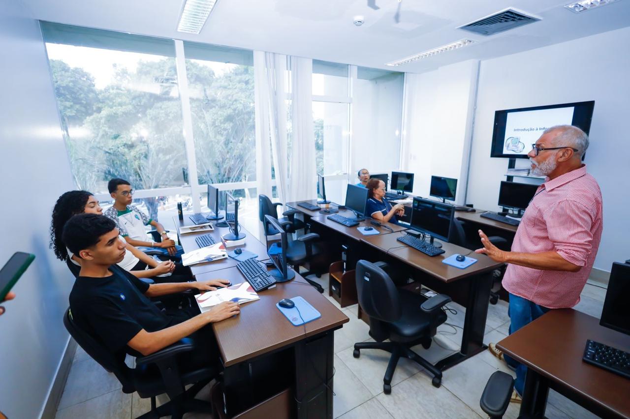 Escola do Legislativo promove cursos nas áreas de informática e eletricidade
