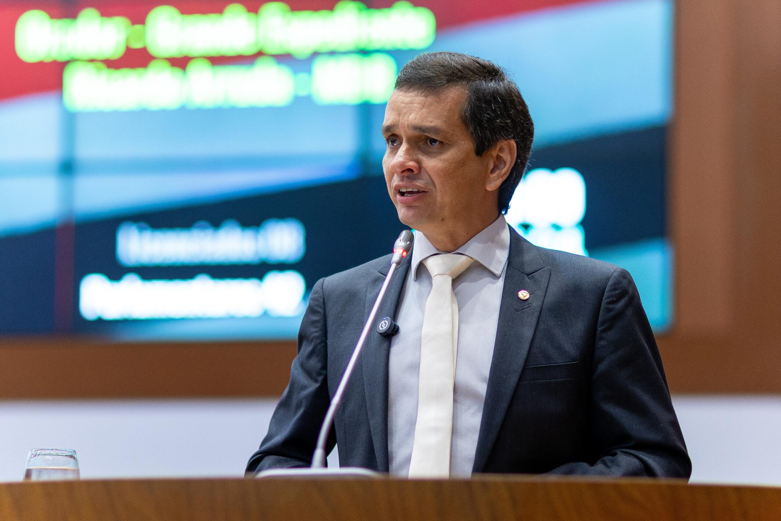 Ricardo Arruda cobra ação do Governo Federal em caso de maranhenses detidos na Venezuela