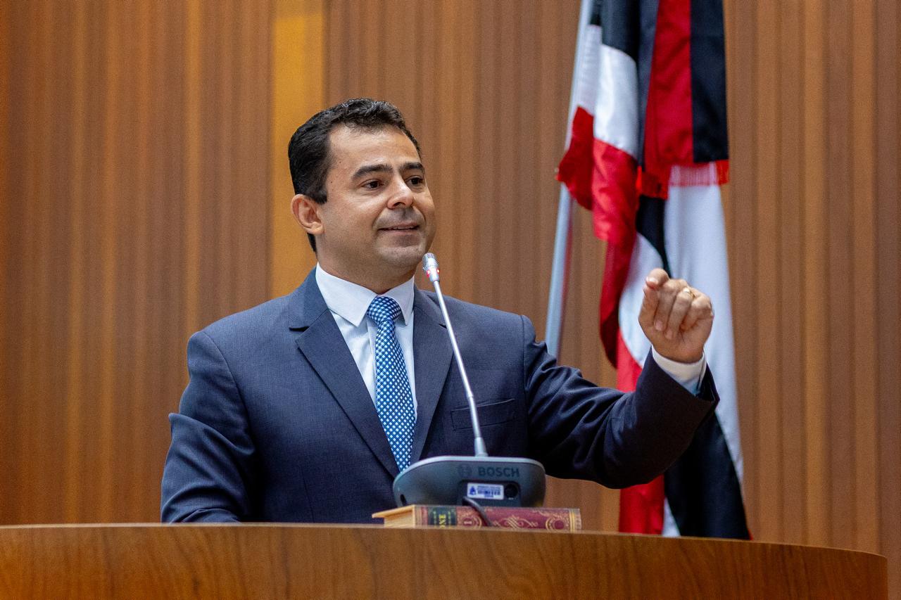 Eric Costa defende teto máximo para cobrança de taxas referentes a pátios e serviços de guincho