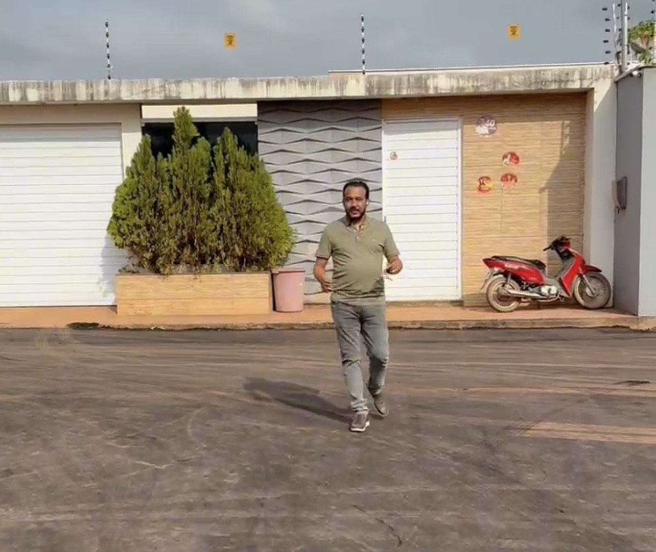 Junior Cascaria acompanha pavimentação do bairro Baixo Brilhante