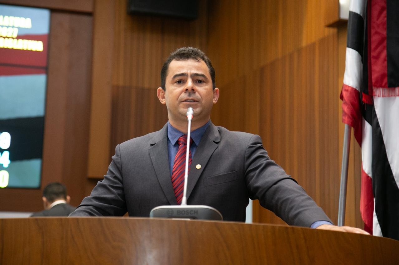 Deputado Eric Costa denuncia “máfia de reboque de veículos apreendidos”