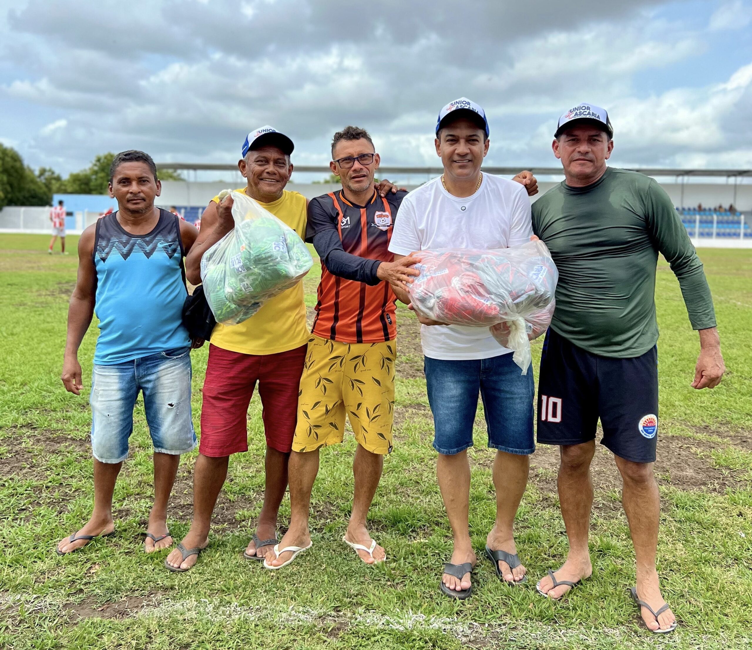 Junior Cascaria entrega equipamentos esportivos em São Bento