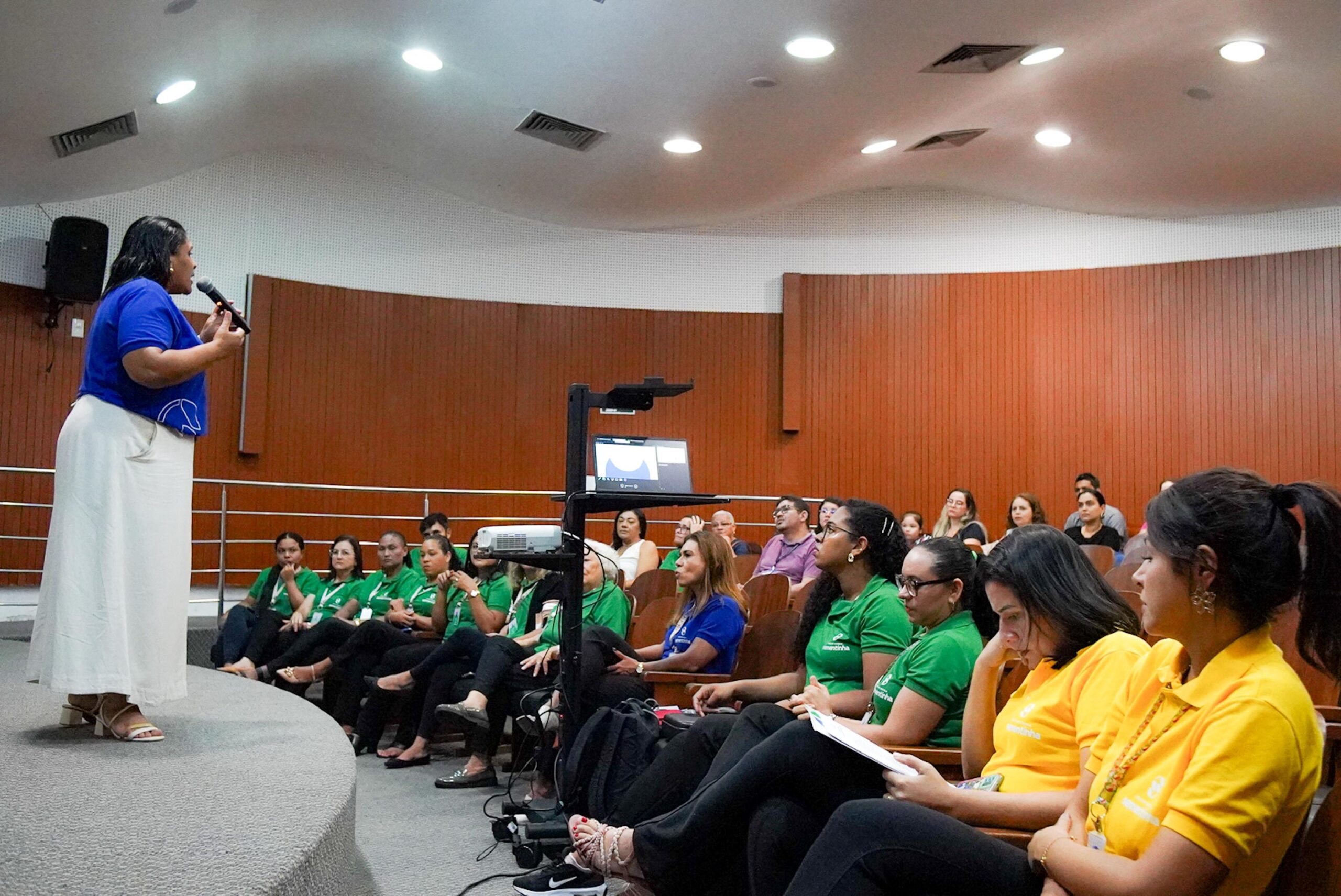 Creche-Escola Sementinha apresenta  componentes curriculares e equipes em reunião de pais