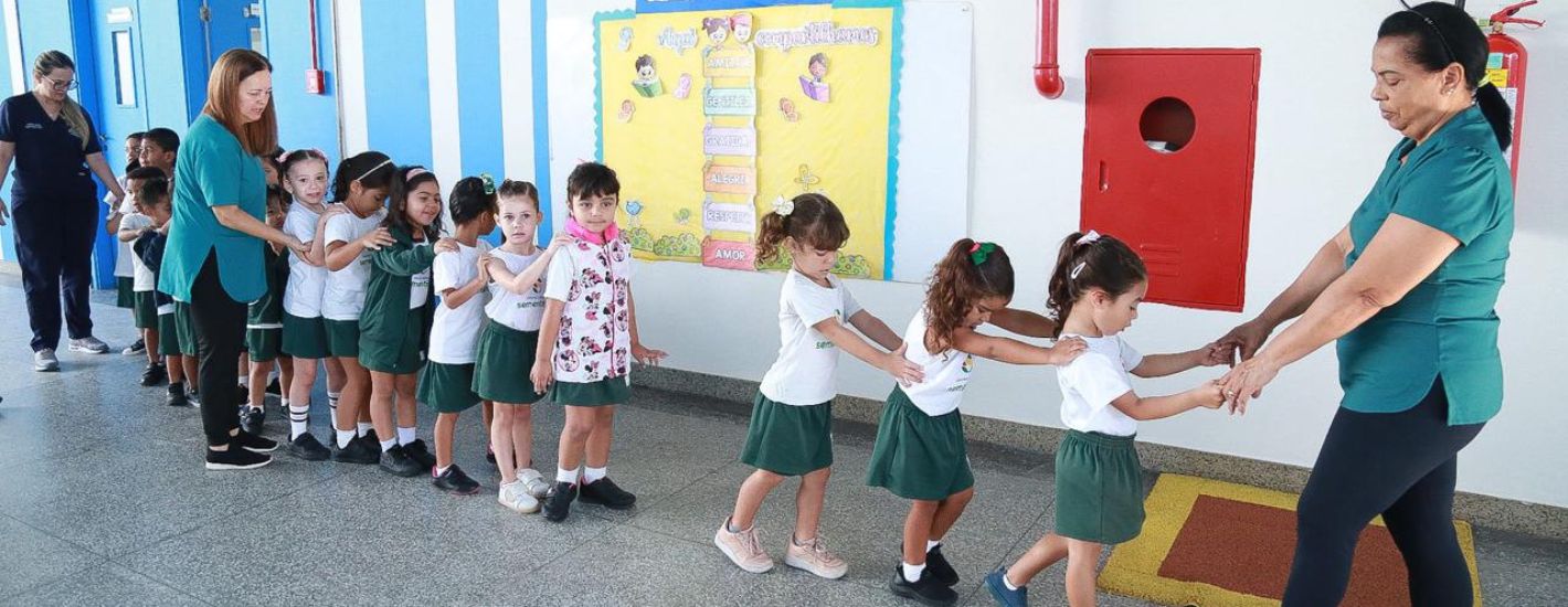 Atividades lúdicas de acolhimento marcam início do ano letivo para alunos do Maternal na Creche-Escola Sementinha
