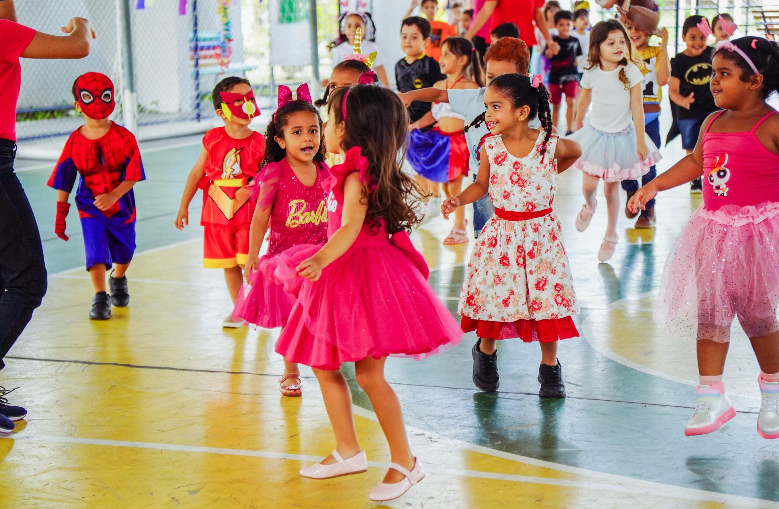 Sementinha promove Momento Cultural alusivo ao Carnaval, com roupas e penteados divertidos