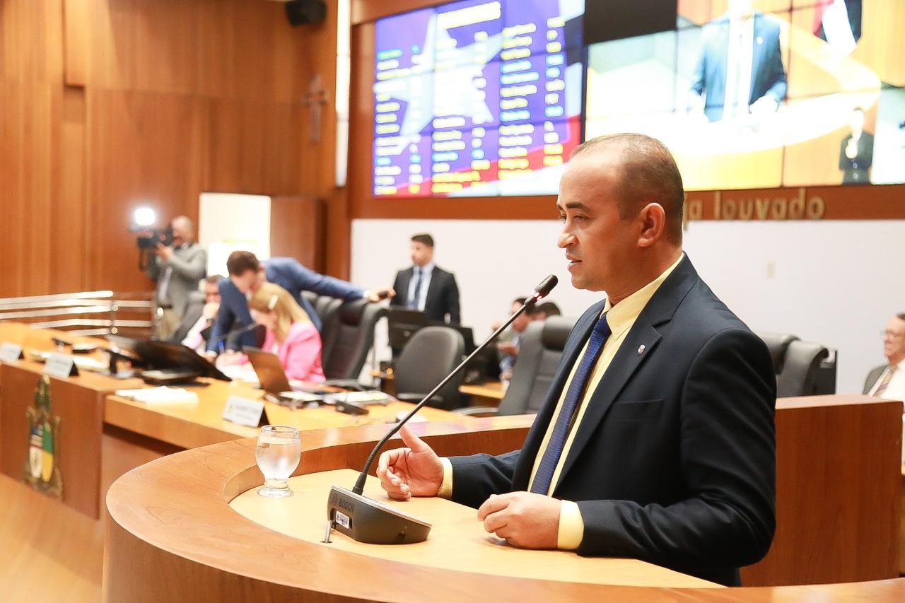 Aluízio Santos ressalta pavimentação de rodovia e inauguração de escola militar em Chapadinha
