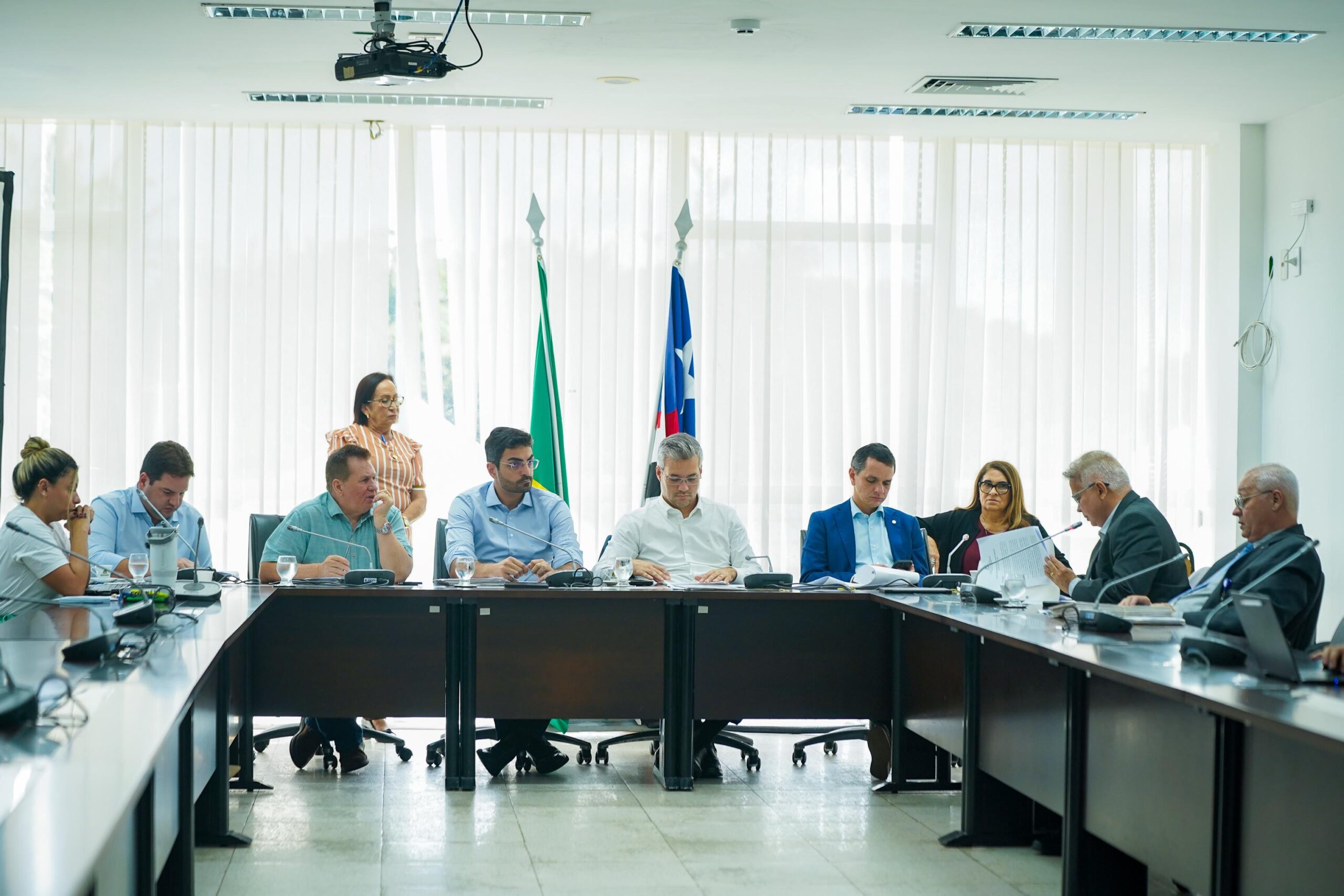 CCJ aprova MP que concede reajuste de 7% nos salários dos professores da rede estadual