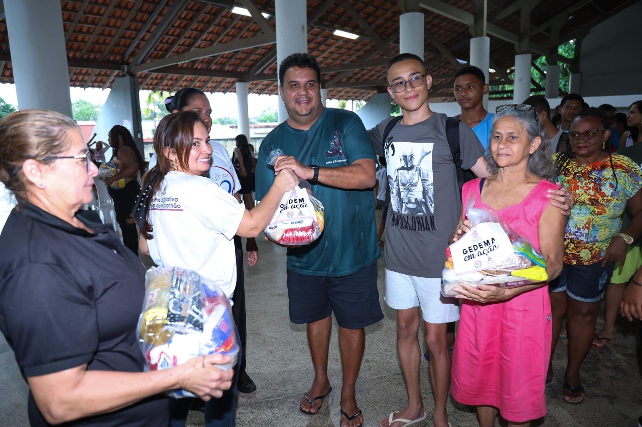 Entrega de cestas básicas a famílias de alunos do programa Sol Nascente