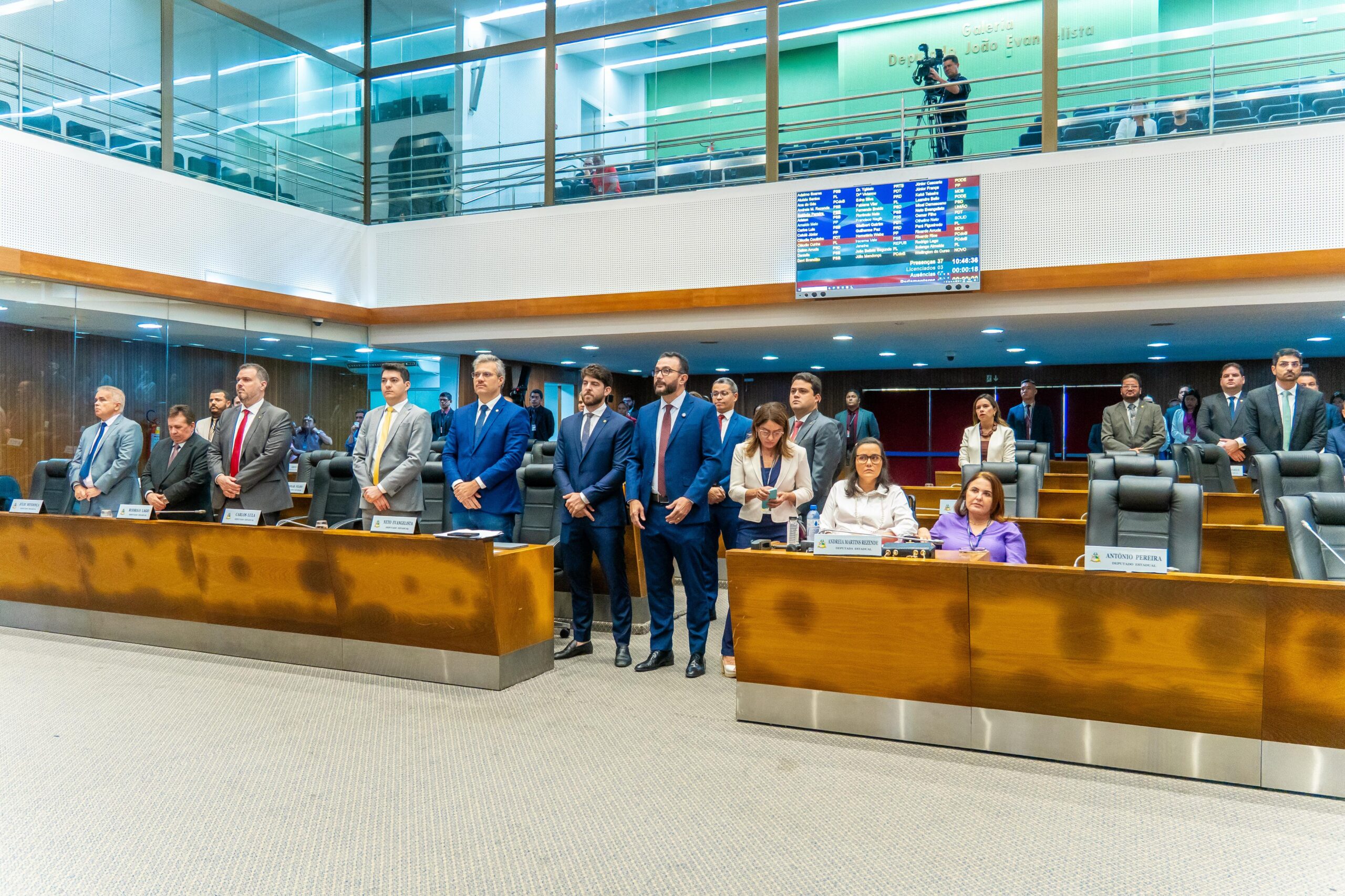 Plenário da Alema faz minuto de silêncio em memória de estudantes vítimas de acidente em Bacabal
