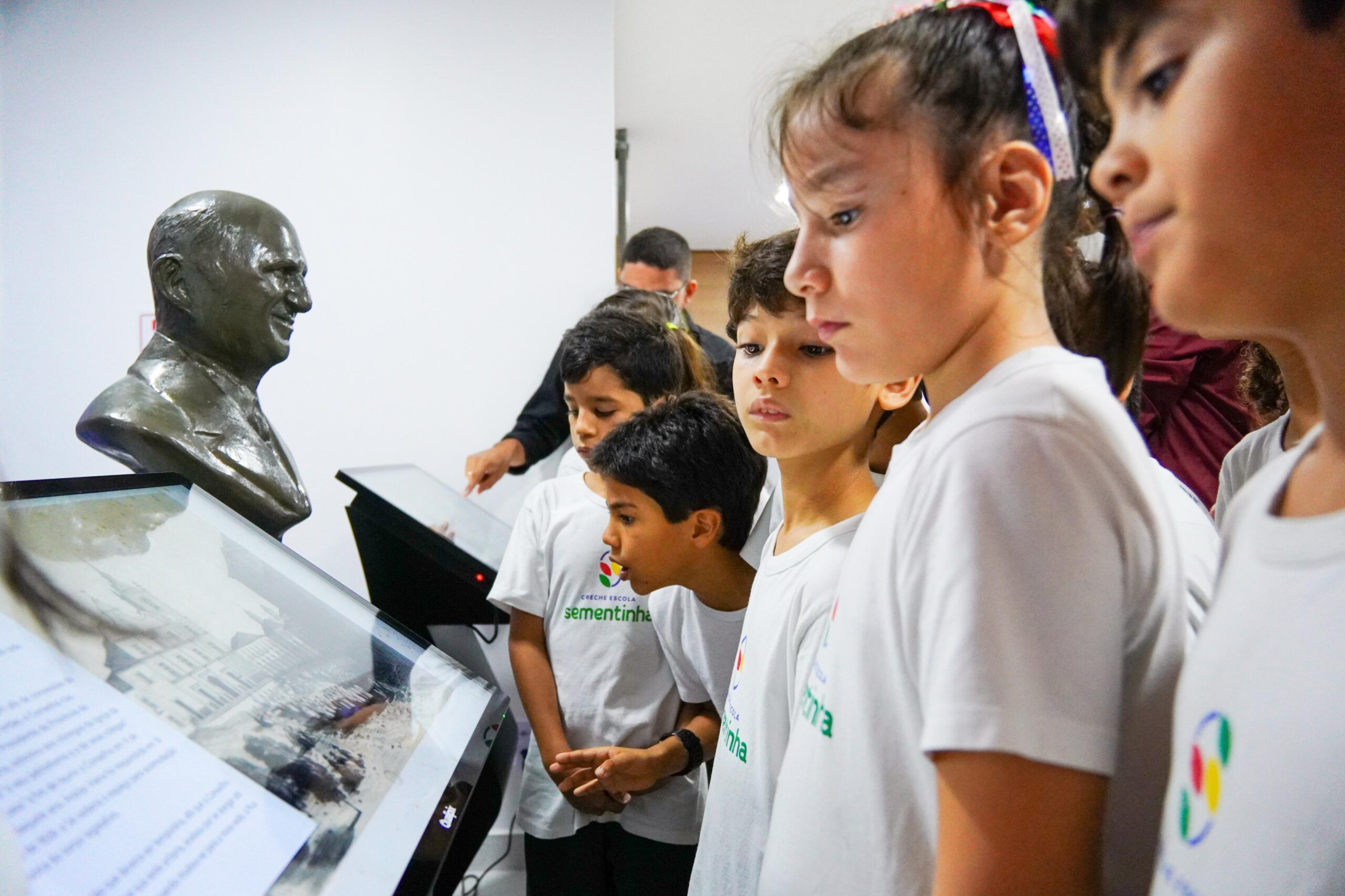 Alunos da Sementinha visitam Memorial do Legislativo