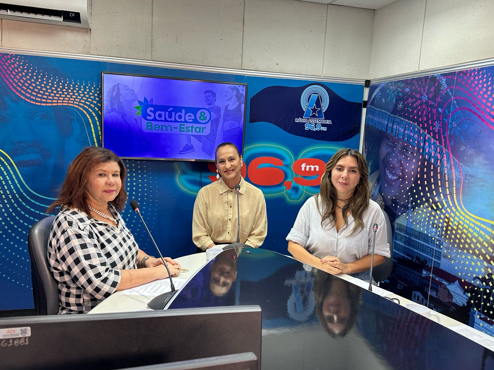 Endocrinologista Silvana Teixeira com as radialistas Leda Lima e Marina Sousa, no programa ‘Saúde e Bem-Estar’