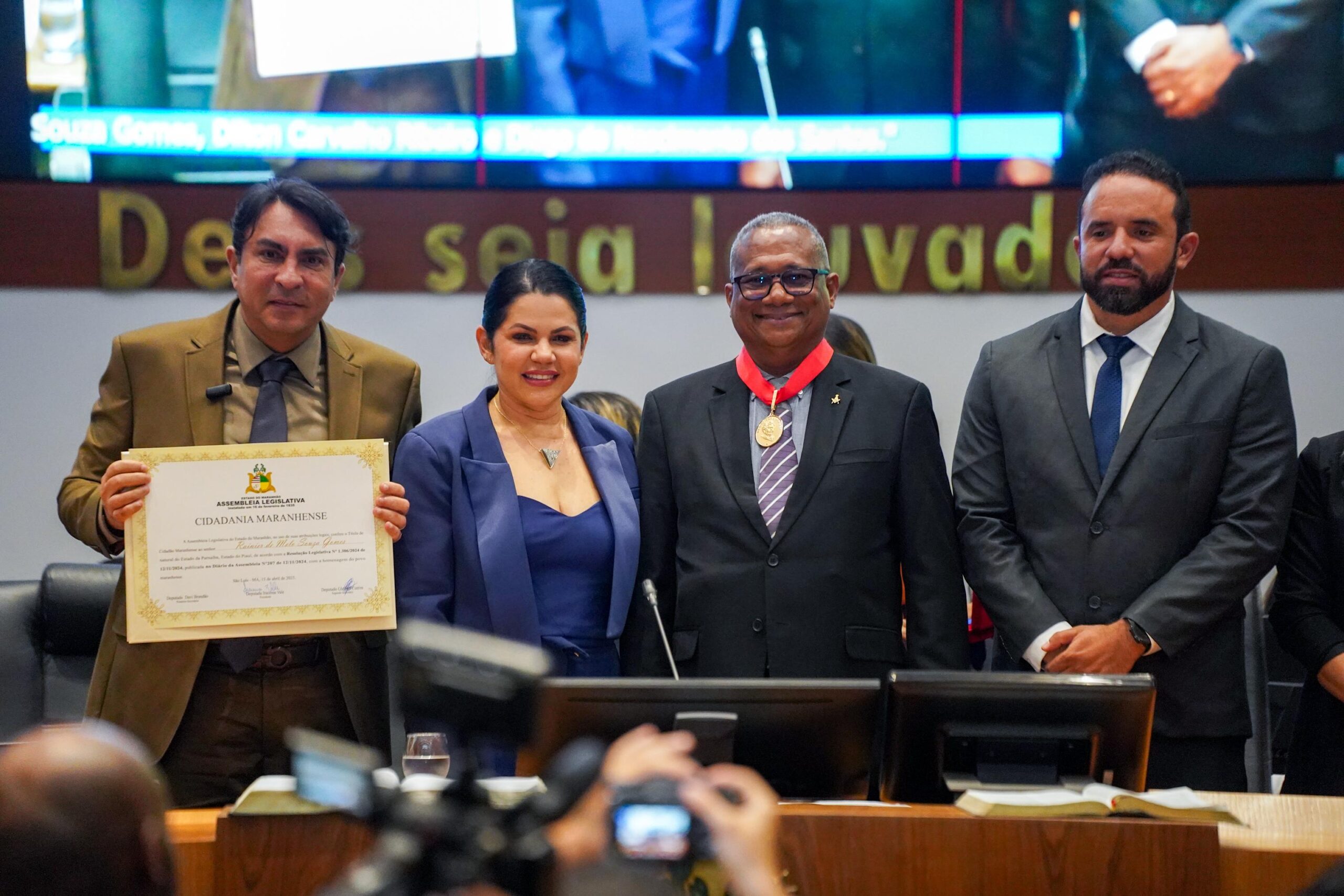 Sessão solene medalhas e título