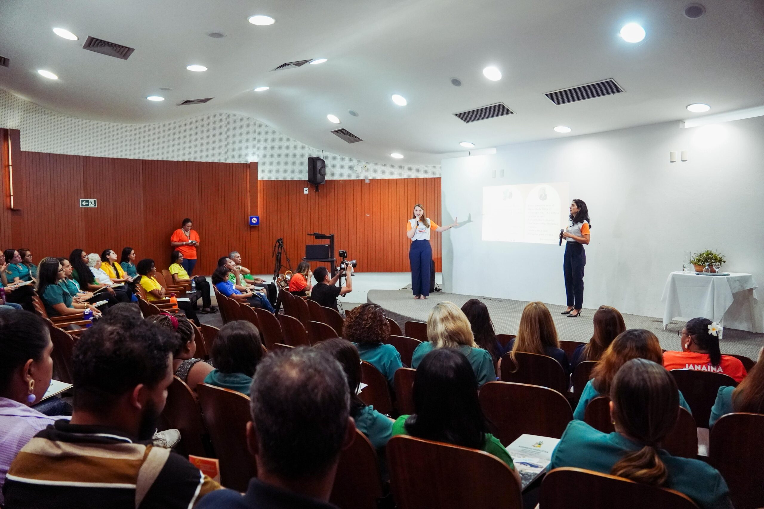 Ação da campanha ‘Maio Laranja’