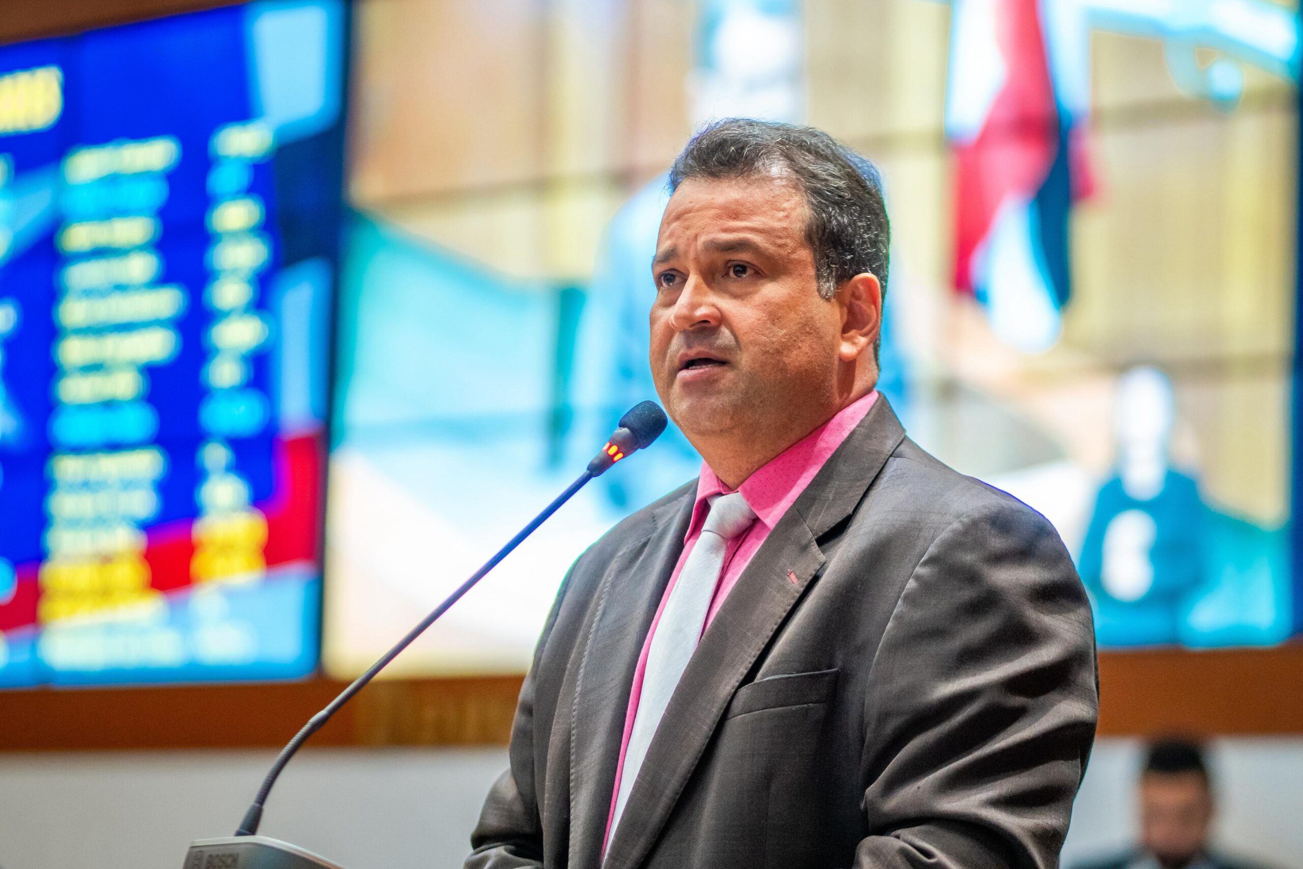 Adelmo Soares destaca investimentos do Governo e pede coerência à oposição