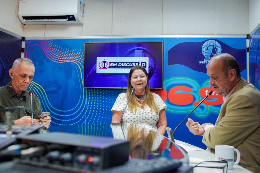 A pró-reitora de Graduação da Uema, Mônica Piccolo, explicou aos radialistas Álvaro Luiz e Henrique Pereira os detalhes do Programa de Formação Superior para Pessoas Privadas de Liberdade