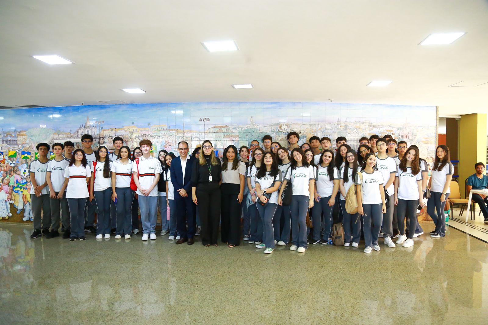 Alunos do Colégio Literato visitam a Assembleia Legislativa e o Memorial Zuleide Bogéa