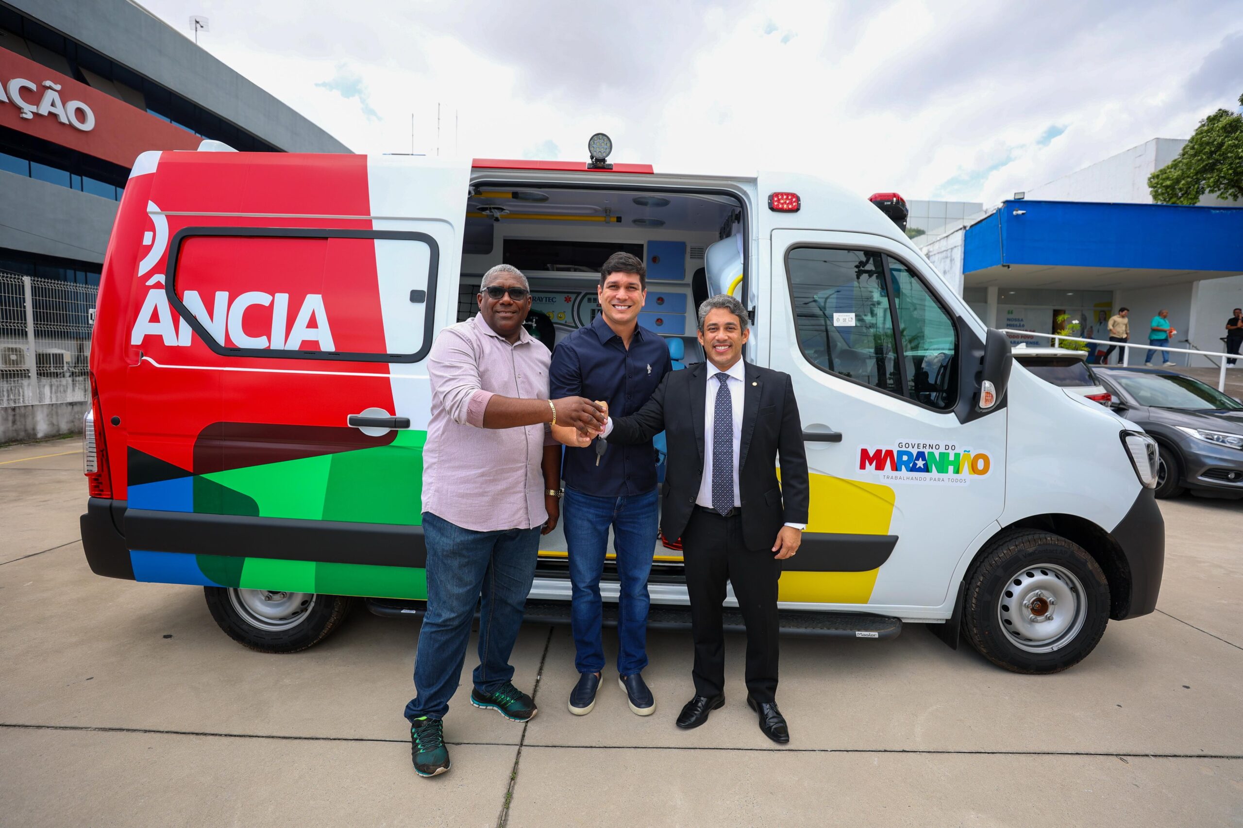 Deputado Osmar Filho entrega ambulância para reforço da Saúde em Olinda Nova do Maranhão