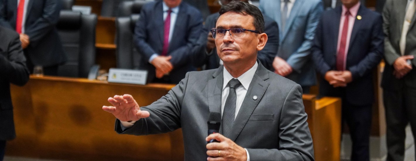 Pastor Enos Costa Ferreira toma posse como deputado estadual