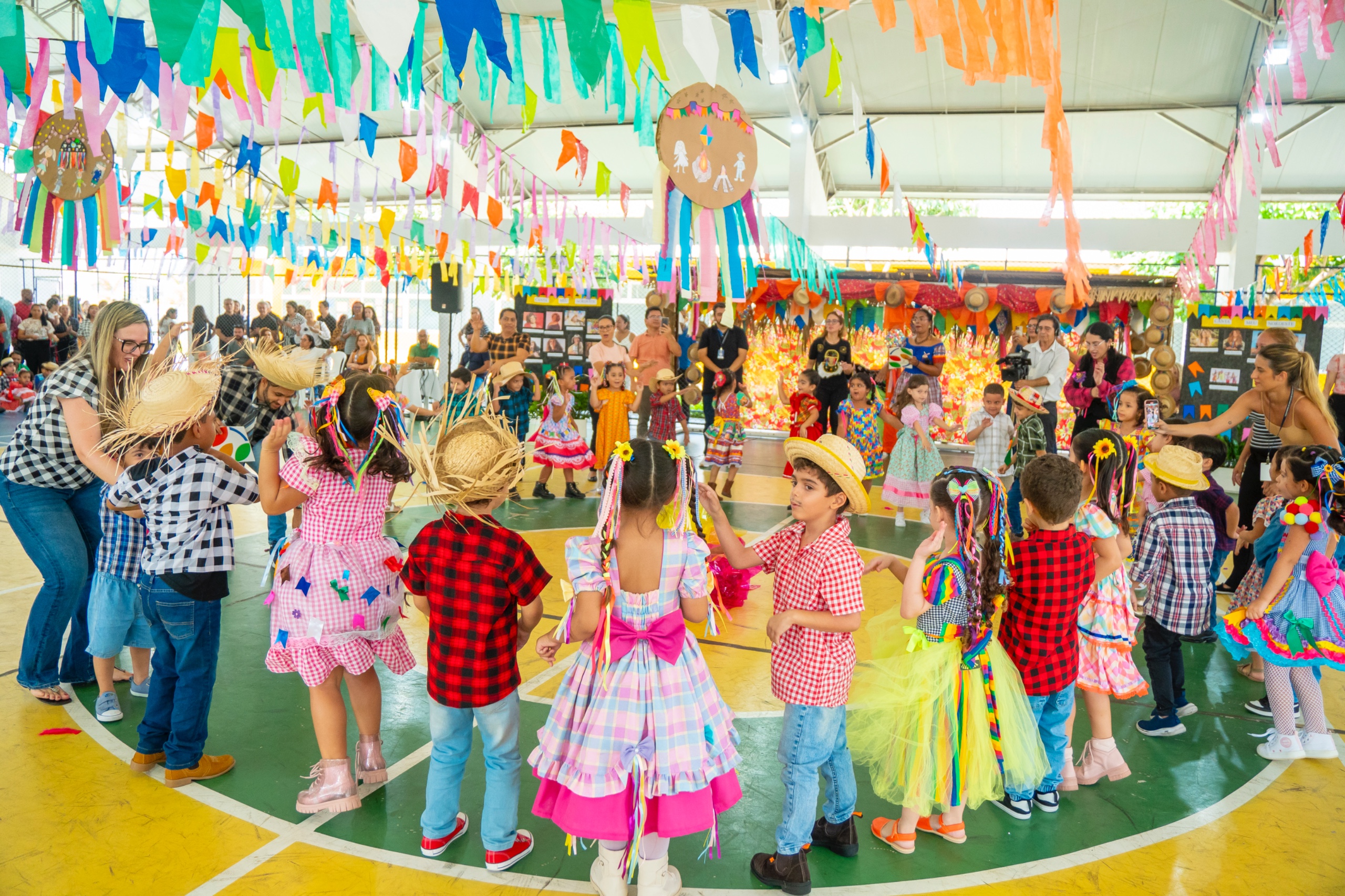 Creche-Escola Sementinha celebra cultura nordestina em manhã junina