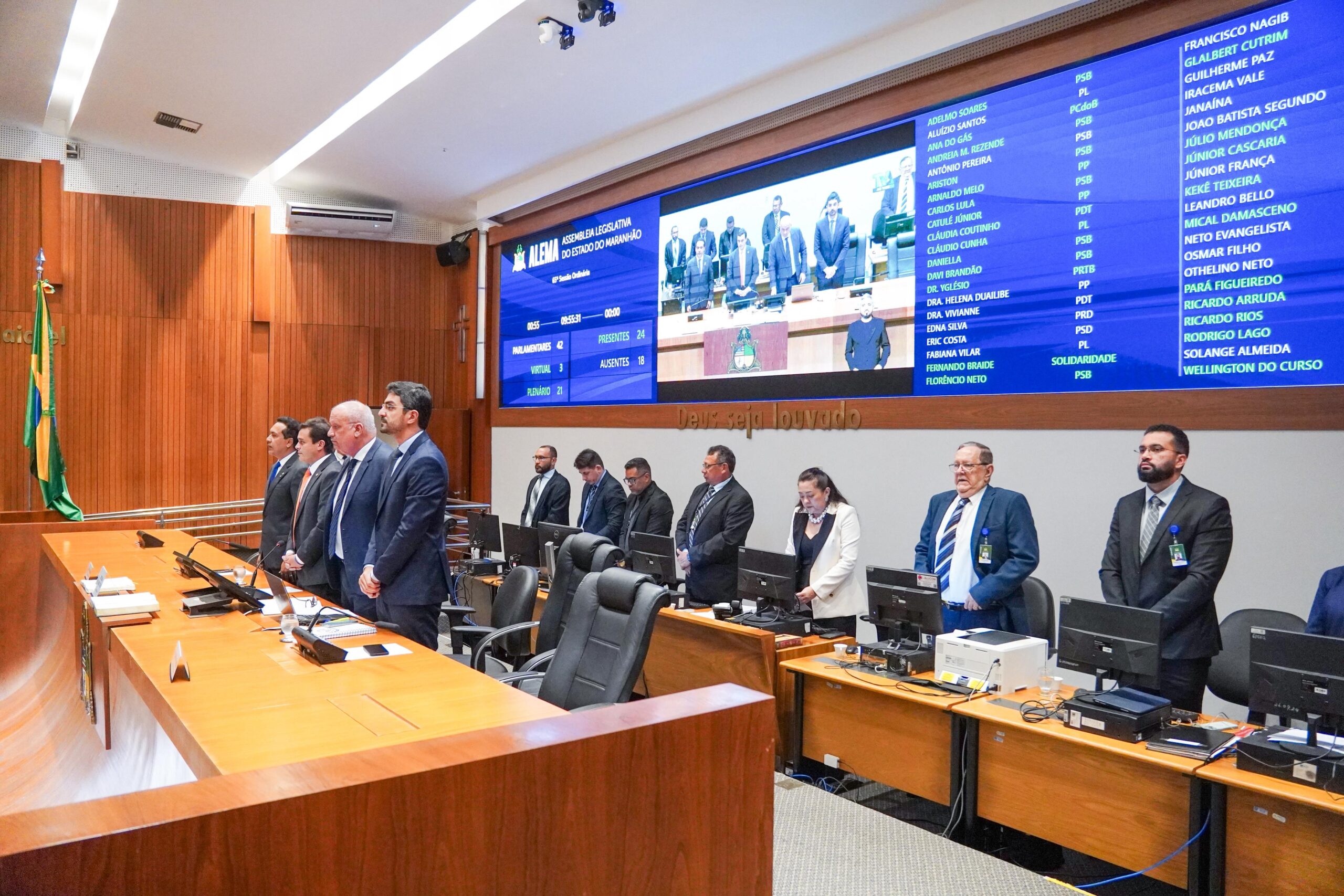 Assembleia faz um minuto de silêncio em memória de servidores e de vítimas de acidente aéreo