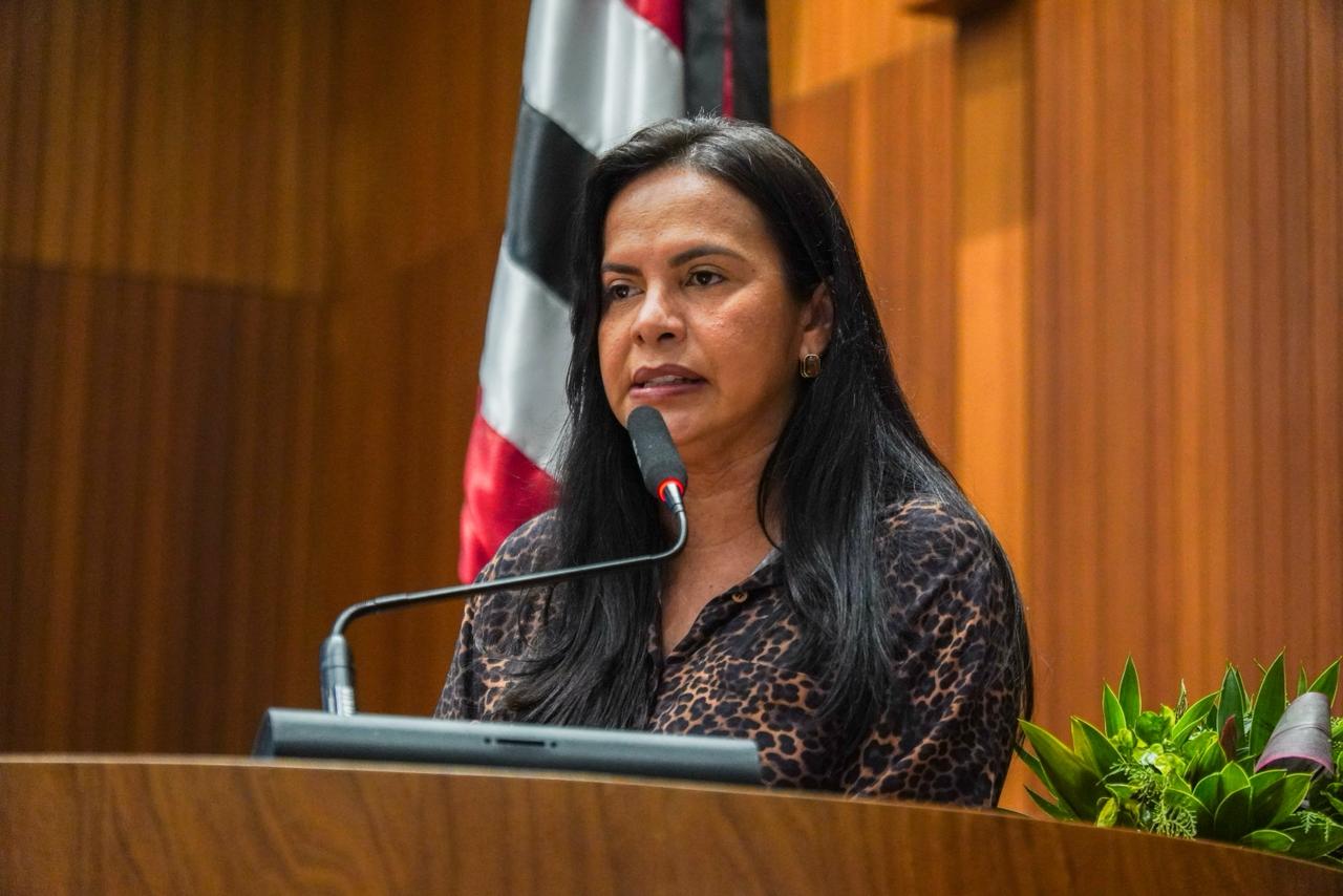 Estrada que liga Guimarães à Praia de Araoca trouxe desenvolvimento para a região, diz Ana do Gás
