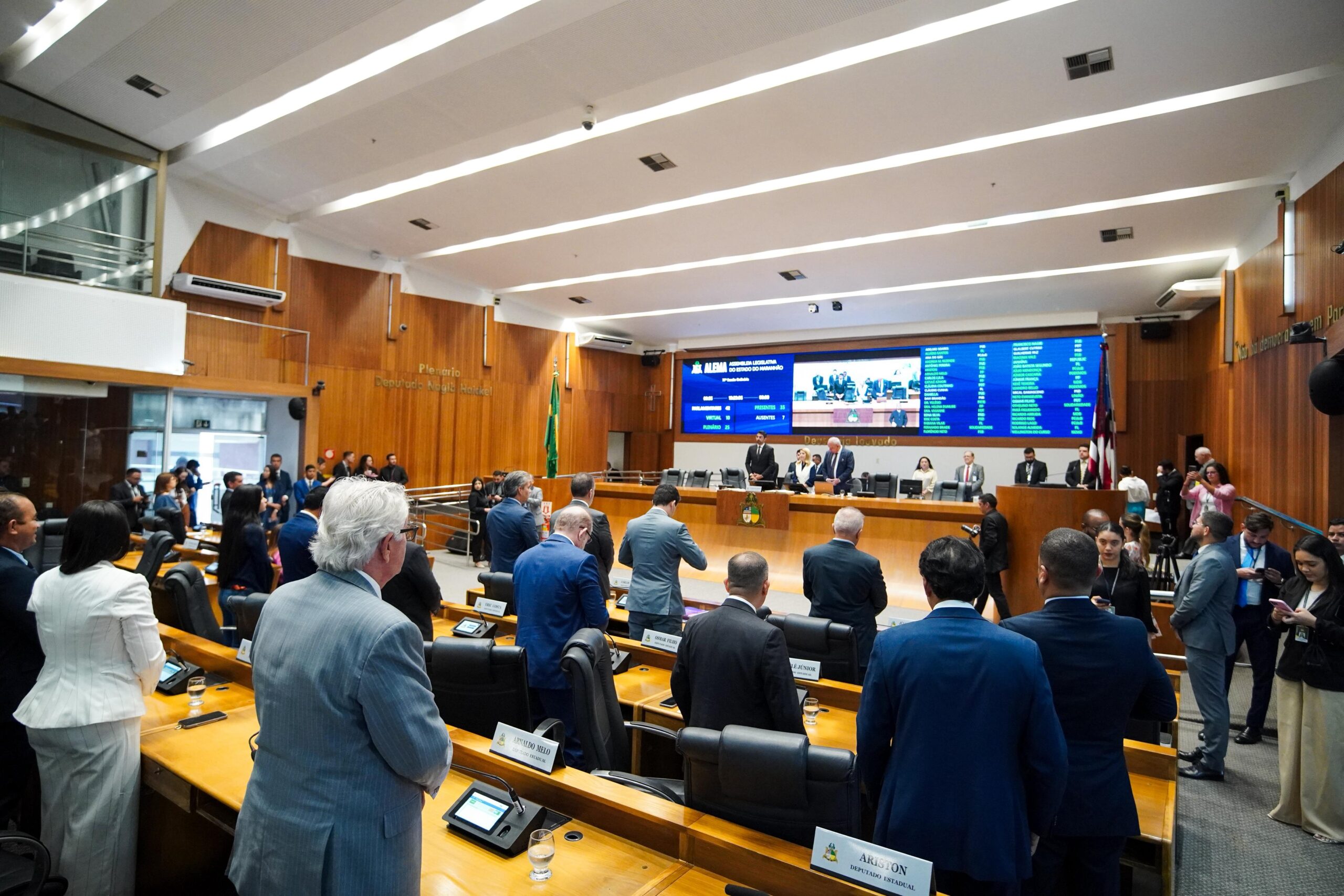 Assembleia faz um minuto de silêncio em homenagem ao presidente da Câmara de São Mateus