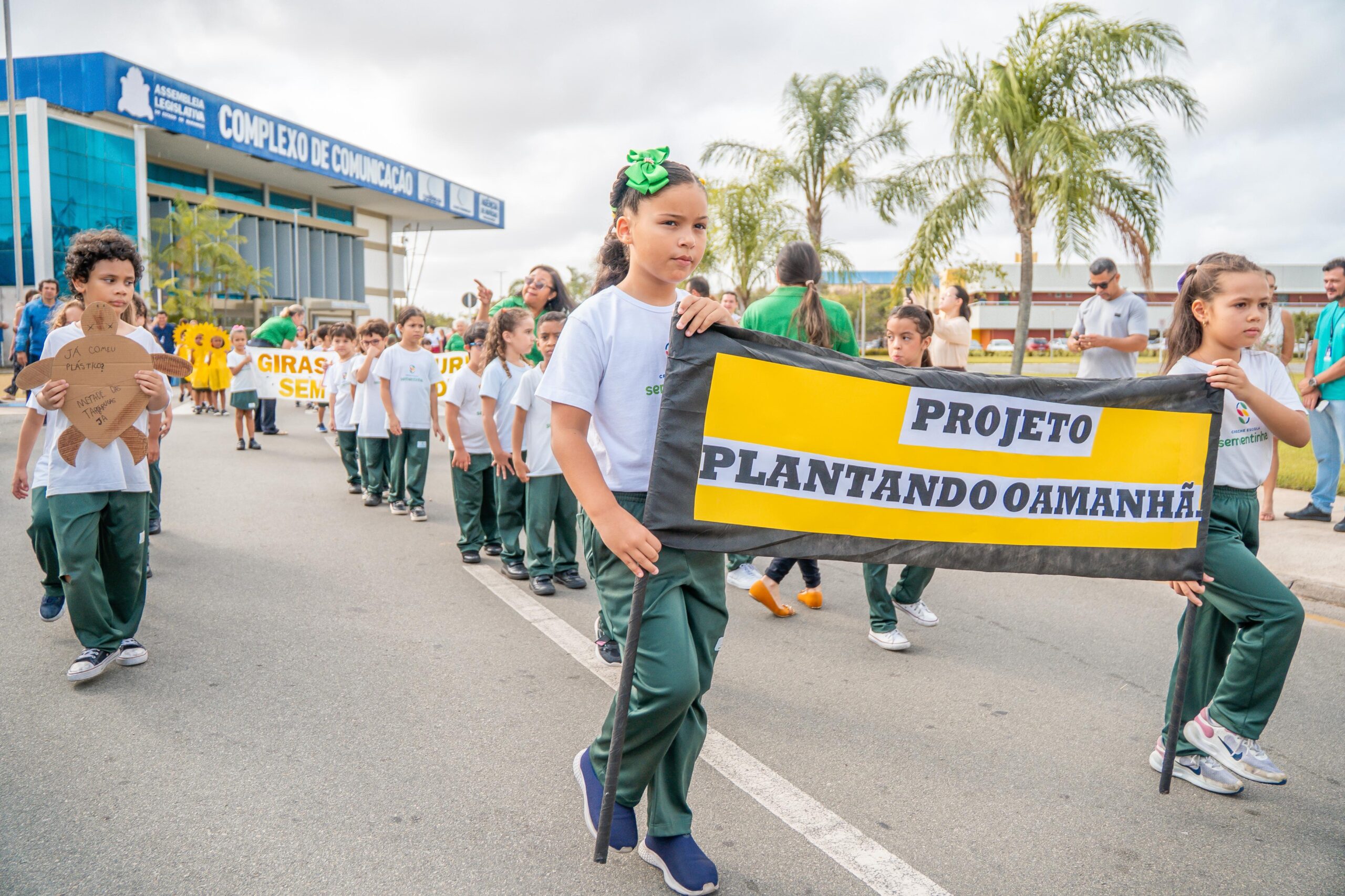 Empreendedorismo e desenvolvimento sustentável são tema do tradicional desfile cívico da Creche-Escola Sementinha