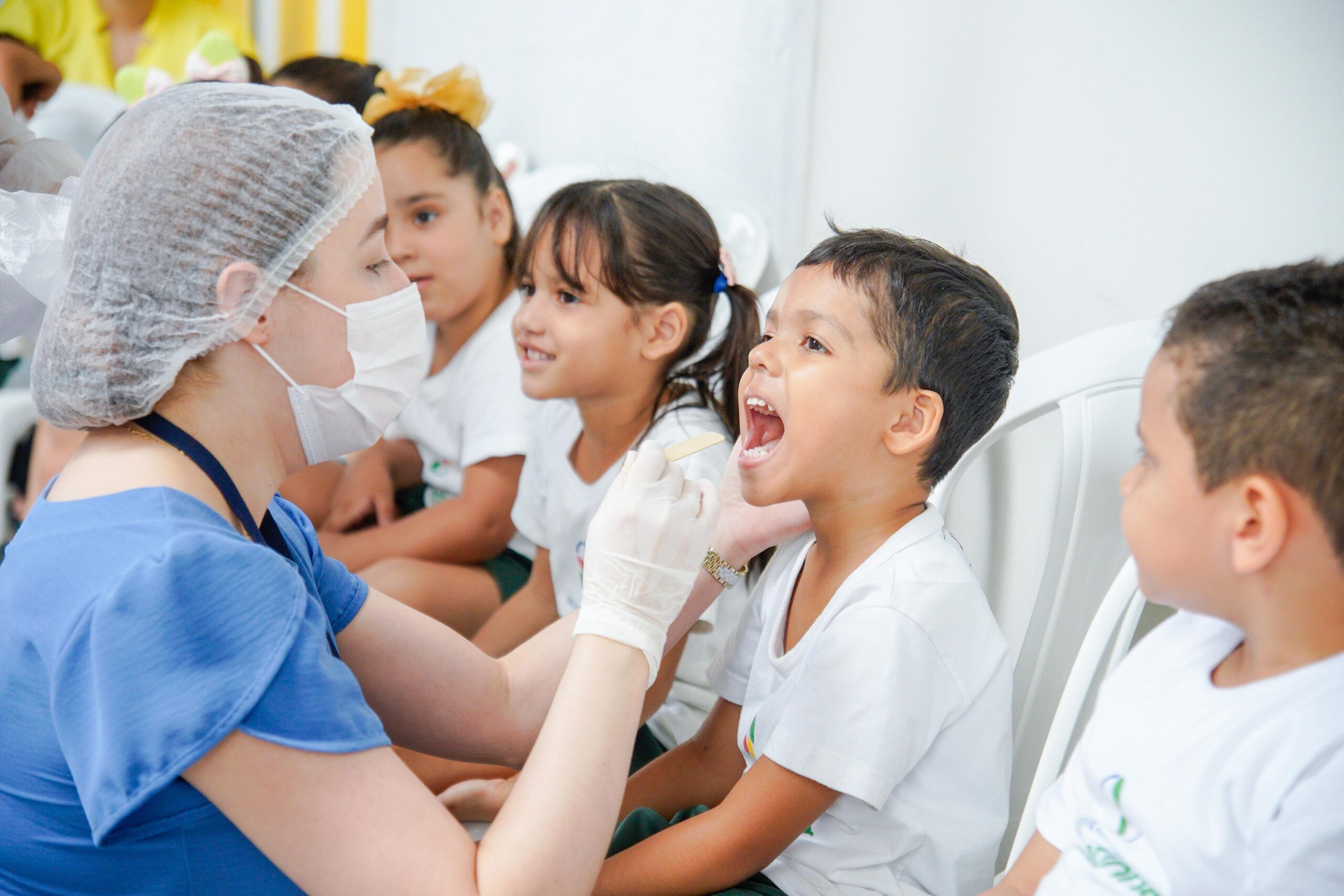 Alunos da Sementinha recebem aplicação de flúor