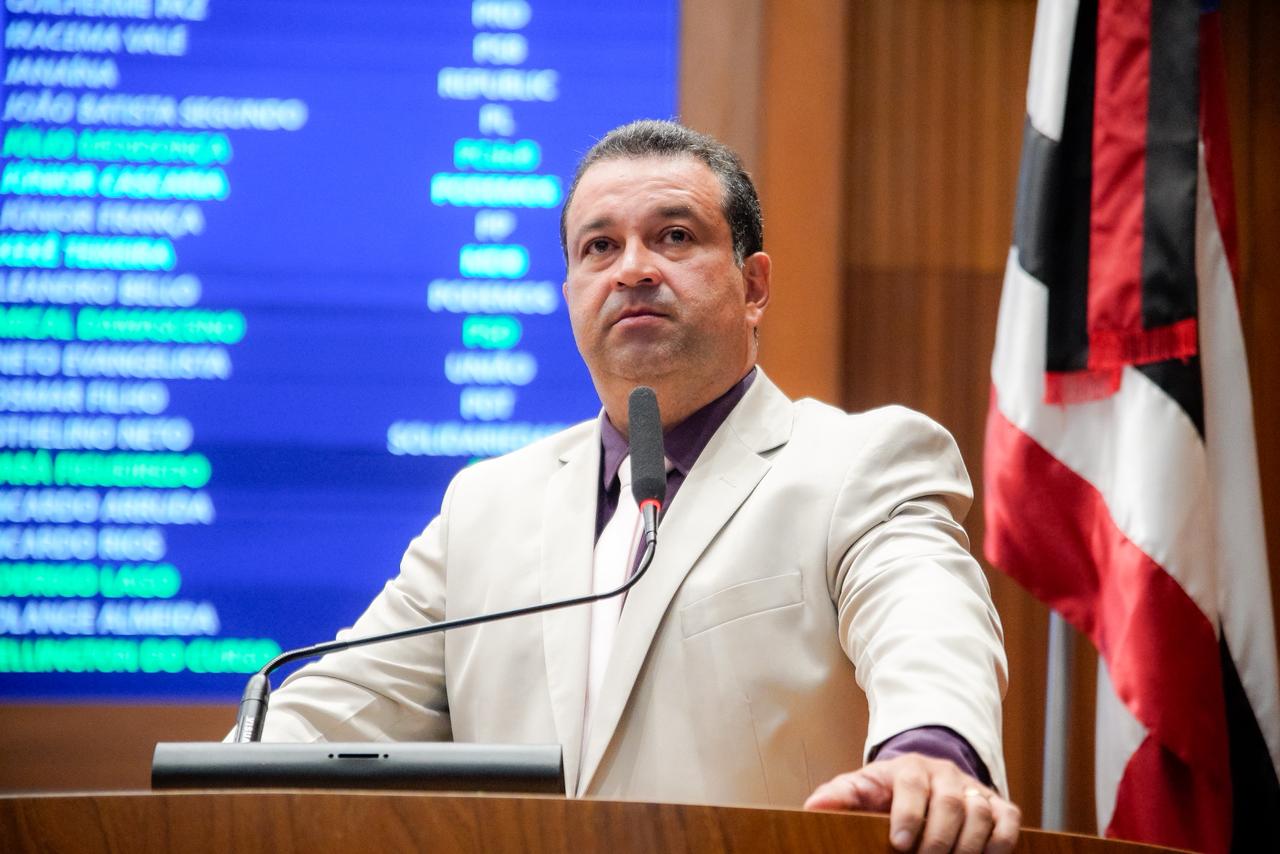 Adelmo Soares destaca mutirão de próteses e  facetas dentárias e aborda aprovação de 71% da gestão Brandão