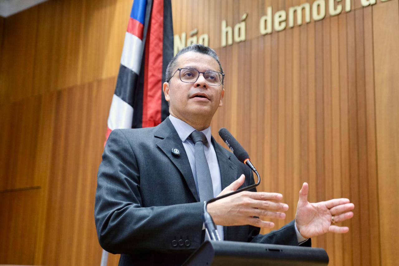 Carlos Lula cobra providências sobre situação do Arquivo Público do Maranhão