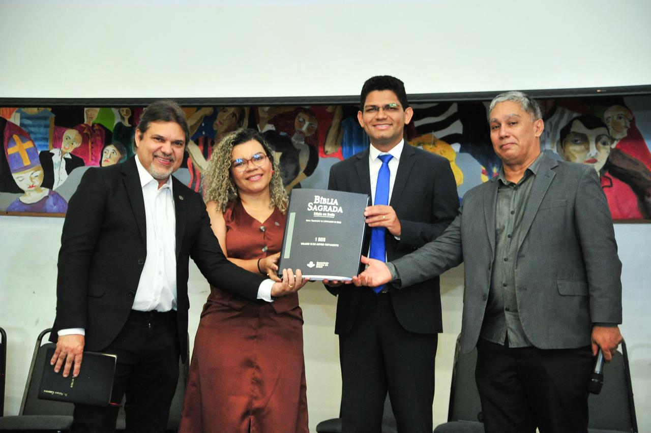 Assembleia sedia entrega simbólica da Bíblia em Braille e capacitações sobre acolhimento e inclusão social