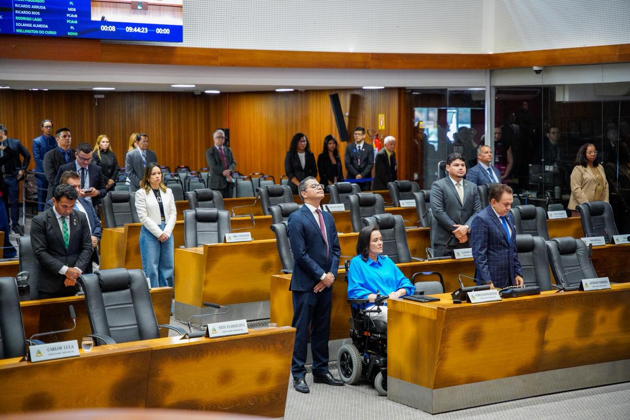 Plenário faz minuto de silêncio em homenagem ao servidor Chiquinho Porfírio e ao professor Winston Campos